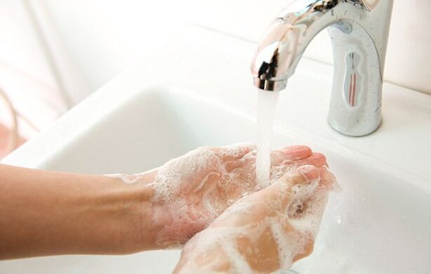 lavado de mans para evitar a infección por vermes