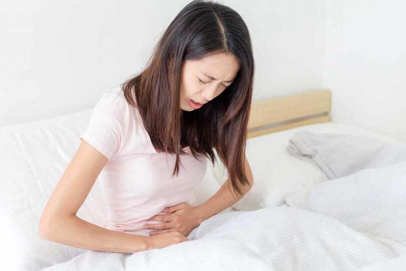 A dor abdominal é un síntoma común da infección por vermes. 